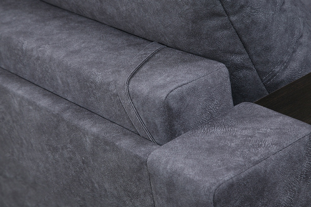 серый диван, обитый искусственной замшей